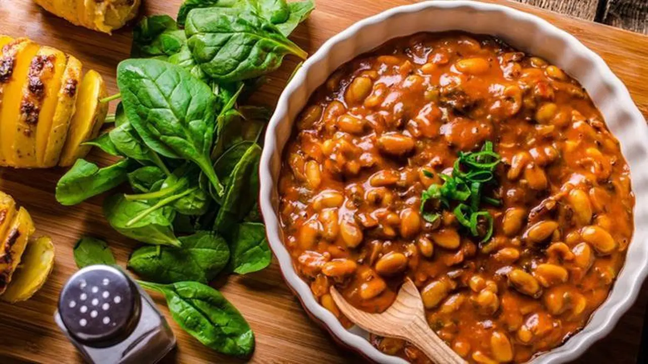 تحذير من استشاري تغذية: مخاطر صحية في أكل الفول المدمس خارج المنزل